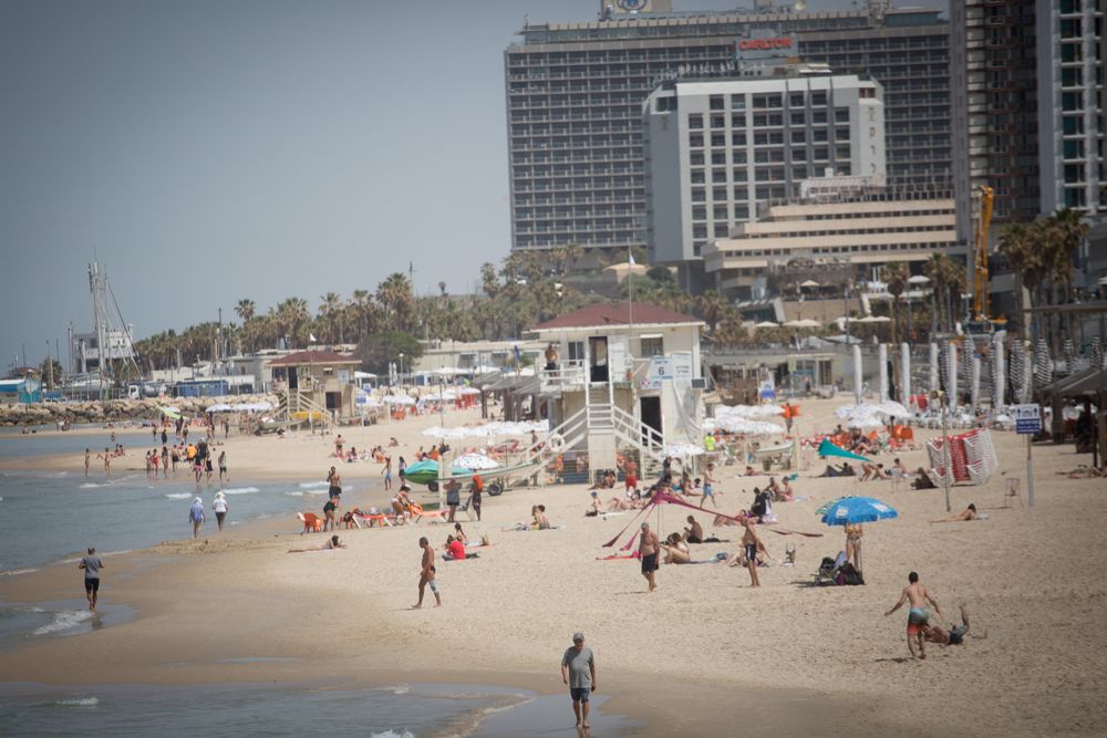 Les Israéliens profitent de la plage lors d'une journée à Tel Aviv, le 6 avril 2021