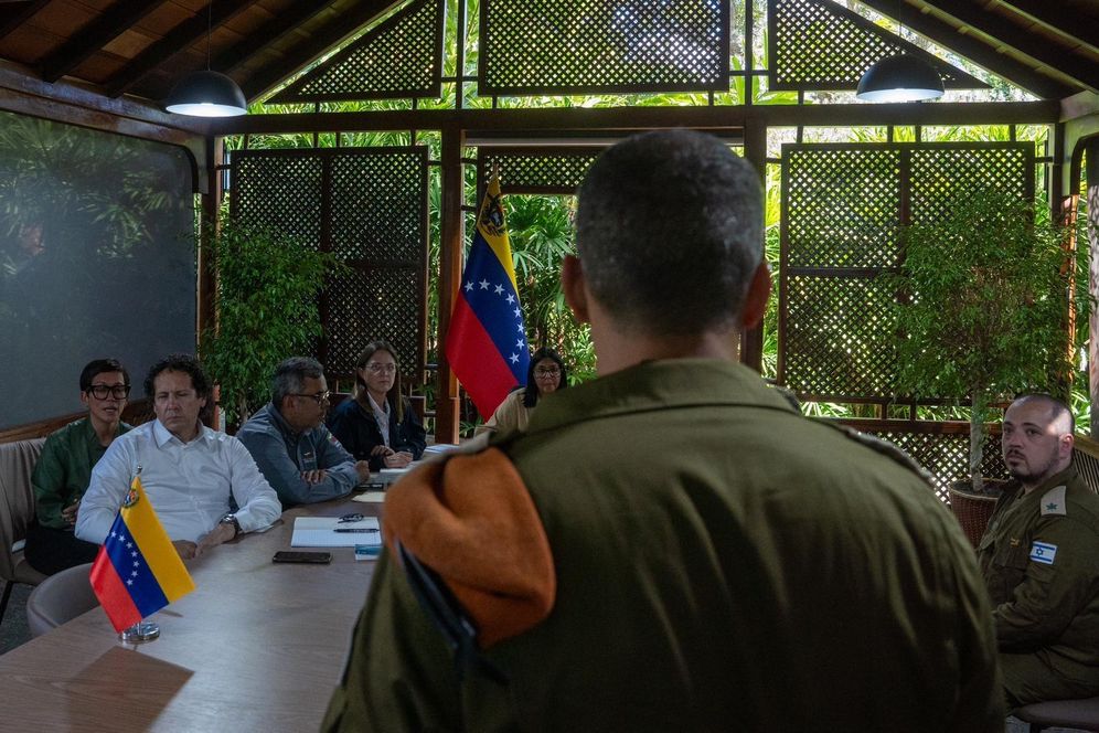 The Israeli aid delegation to Venezuela meets with the president of Venezuela