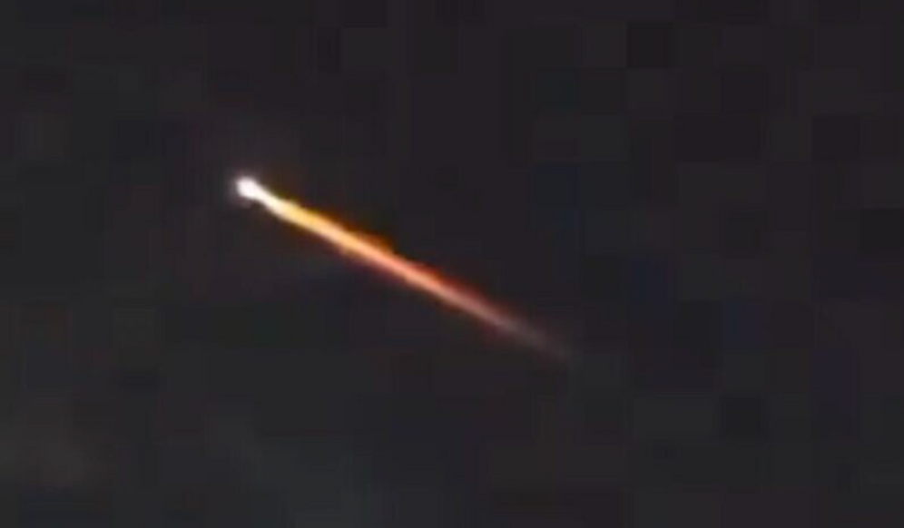 Un projectile est visible dans le ciel d'Israël le 27 septembre 2024, alors que l'armée a déclaré avoir intercepté un missile tiré depuis le Yémen à l'aide du système de défense antiaérienne à longue portée Arrow.