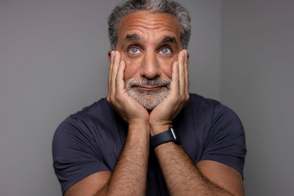 Photo by Vianney Le Caer/Invision/AP باسم يوسف يلتقط صوراً شخصية في لندن، الخميس 4 أبريل 2024.