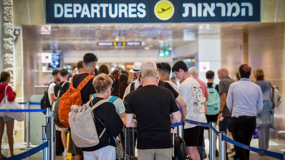 אנשים מחכים בתור לטיסה (לאנשים אין קשר לנאמר), בן גוריון, ארכיון