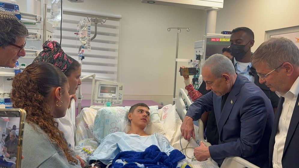 ראש הממשלה בנימין נתניהו נפגש עם התלמיד שנפצע באסון הנפל ברכס רמים