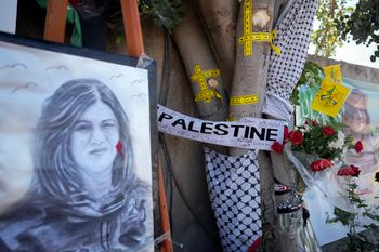 Un ruban jaune marque des traces de balles sur un arbre sur le site où la journaliste américano-palestinienne d'Al-Jazeera Shireen Abu Akleh a été tuée à Jénine en Cisjordanie, le 19 mai 2022