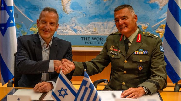 Le directeur du ministère de la Défense Amir Baram et le chef d'état-major de l'armée grecque 