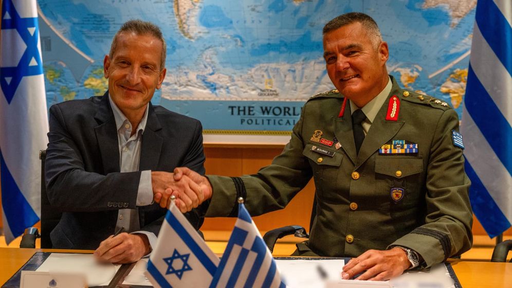 Ministère de la Défense Le directeur du ministère de la Défense Amir Baram et le chef d'état-major de l'armée grecque
