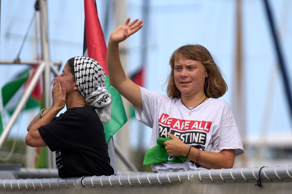 AP Photo/Emilio Morenatti الناشطة غريتا تونبرغ وهي على متن أسطول الصمود