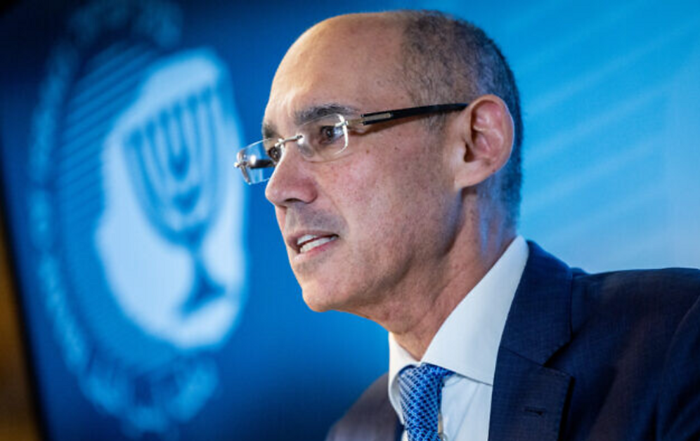 Le gouverneur de la Banque d'Israël, Amir Yaron, s'exprime lors d'une conférence de presse à la Banque d'Israël à Jérusalem le 2 janvier 2022