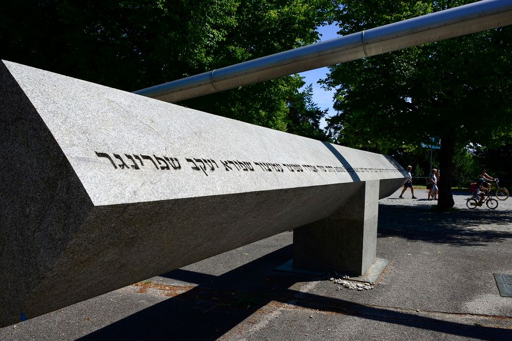 Le Mémorial aux victimes de l'attentat olympique de 1972, nommé "Klagebalken" (barre des plaintes), en granit et créé par le sculpteur allemand Fritz Koenig (1924-2017) au Parc olympique à Munich, dans le sud de l'Allemagne, le 17 juillet 2022