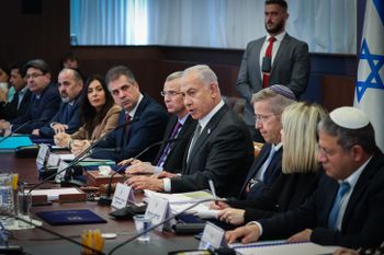 Le Premier ministre israélien Benjamin Netanyahou dirige une réunion du cabinet au bureau du Premier ministre à Jérusalem, le 12 février 2023