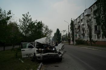 Une voiture gravement endommagée dans une rue après une attaque russe à Severodonetsk, dans la région de Lougansk, en Ukraine, le 13 mai 2022