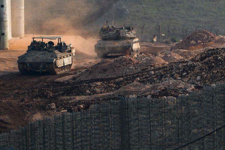 Des chars de l'armée israélienne patrouillent à la frontière entre Israël et le Liban