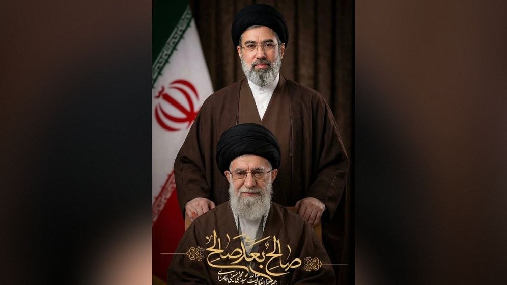 27a Mojtaba Khamenei (debout) et Ali Khamenei