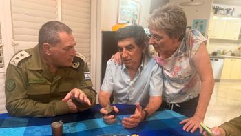 Le chef d'état-major Eyal Zamir et les parents d'Hadar Goldin