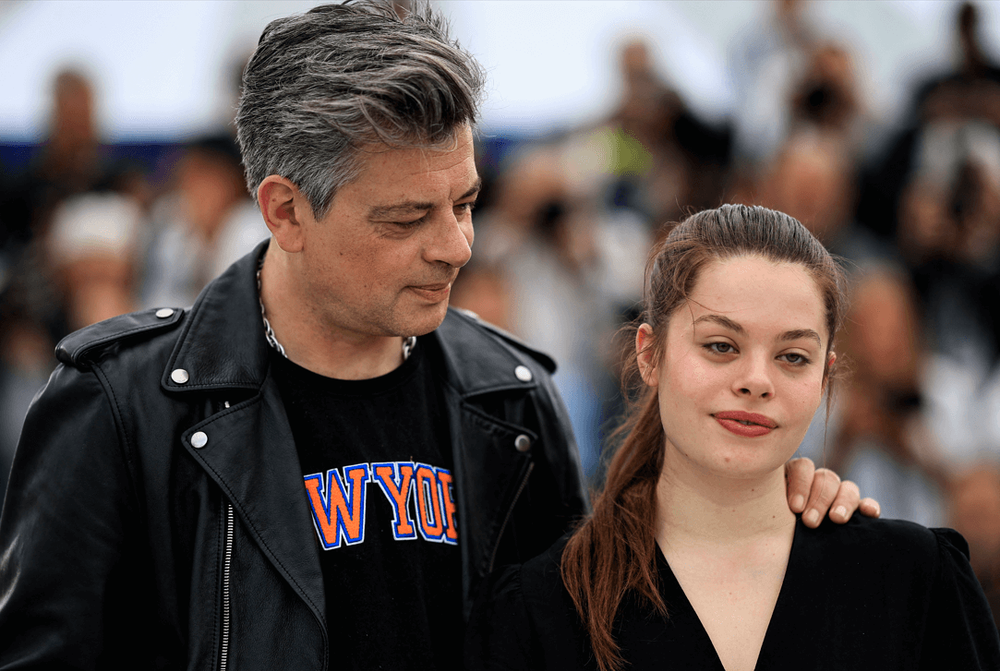 L'acteur français Benjamin Biolay regarde sa fille Anna Biolay alors qu'ils posent lors d'un photocall pour le film "Rosalie" lors de la 76e édition du Festival de Cannes, le 18 mai 2023.
