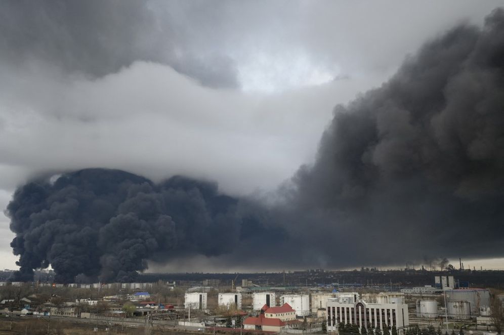 Archive - Une épaisse fumée noire consécutive à des frappes russes sur Odessa en Ukraine, le 3 avril 2022