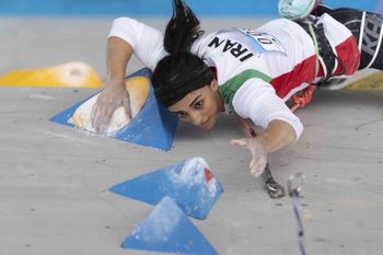 La grimpeuse iranienne Elnaz Rekabi concourant sans foulard