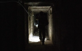 Des troupes de Tsahal à l'intérieur d'un tunnel du Hezbollah trouvé dans le sud du Liban pour être utilisé par sa force d'élite Radwan sur le chemin de l'invasion en Israël, dans une photo publiée par l'armée le 14 octobre 2024. 