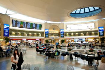 Des passagers au Duty Free du Terminal 3 de l'aéroport Ben Gurion à Lod, Israël