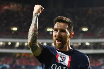L'attaquant argentin du Paris Saint-Germain Lionel Messi célèbre l'ouverture du score lors du match de football du 1er tour de la 3e journée du groupe H de la Ligue des champions de l'UEFA entre le SL Benfica et le Paris Saint-Germain, au stade Luz de Lisbonne, le 5 octobre 2022.
