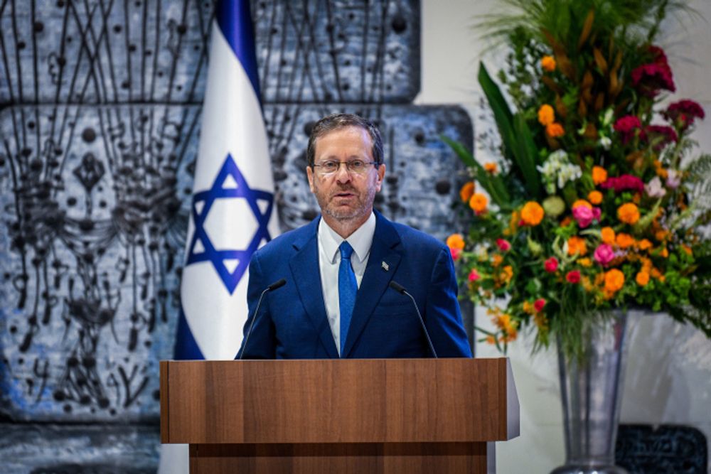 Le président israélien Isaac Herzog lors d'une cérémonie pour la fête juive de Rosh HaShana (Nouvel An juif) à la résidence du président avec des représentants des délégations diplomatiques en Israël à Jérusalem, le 20 septembre 2022