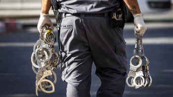 Des menottes, image d'illustration