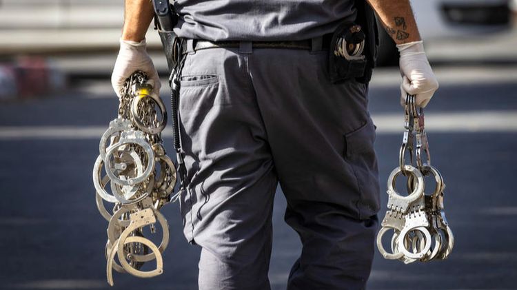 Des menottes, image d'illustration