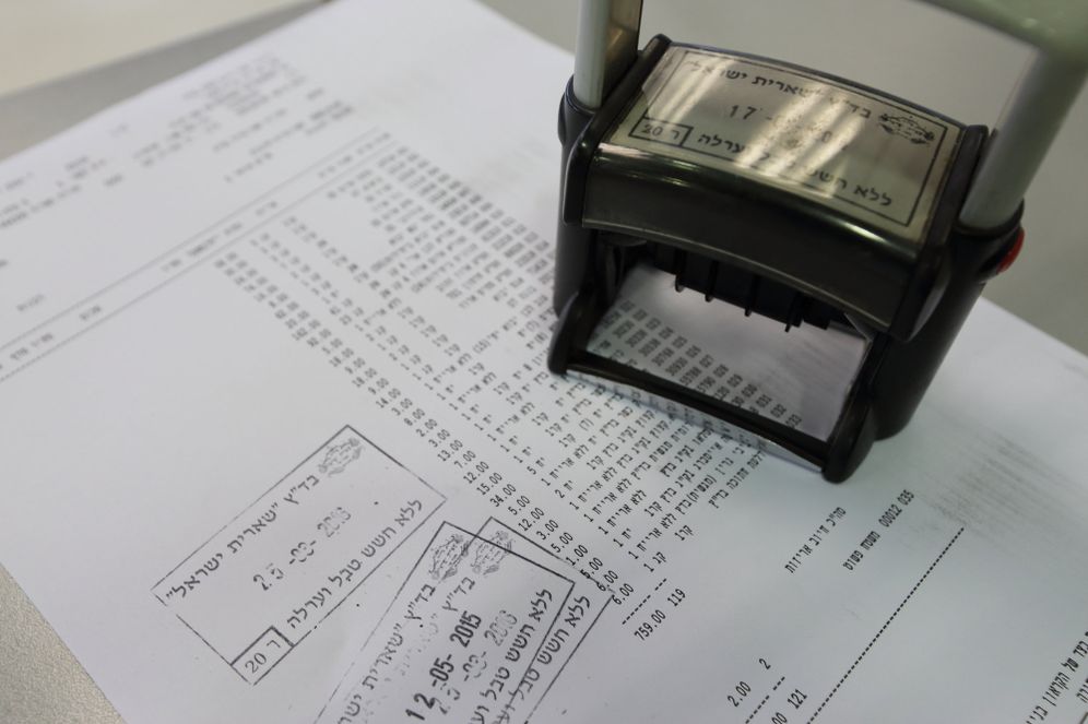 Certification d'un établissement casher lors de la visite de rabbins dans des usines en Israël, le 20 mars 2016