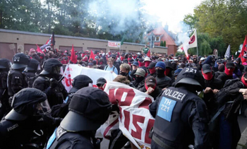 Des manifestants se heurtent aux forces de l'ordre avant le congrès du parti allemand AfD à Erfurt, en Allemagne, le 4 juillet 2026.