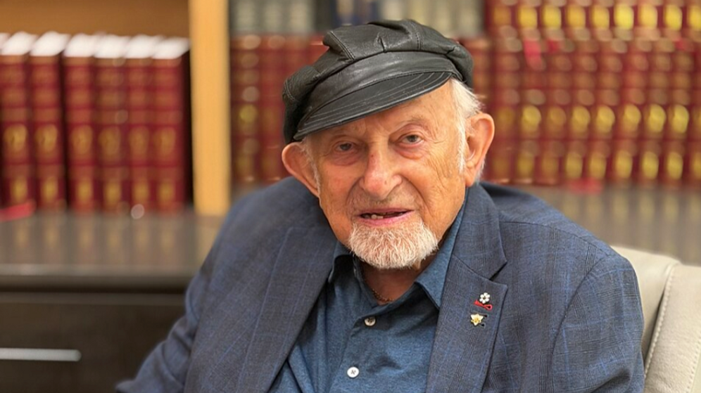 Capture d'écran Wikipédia À 98 ans, Nate Leipciger adresse un message personnel à des centaines de milliers d’étudiants juifs confrontés à la progression de l’antisémitisme sur les campus.