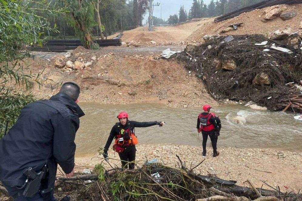 Les secouristes à la recherche d'un adolescent près de Modiin Illit