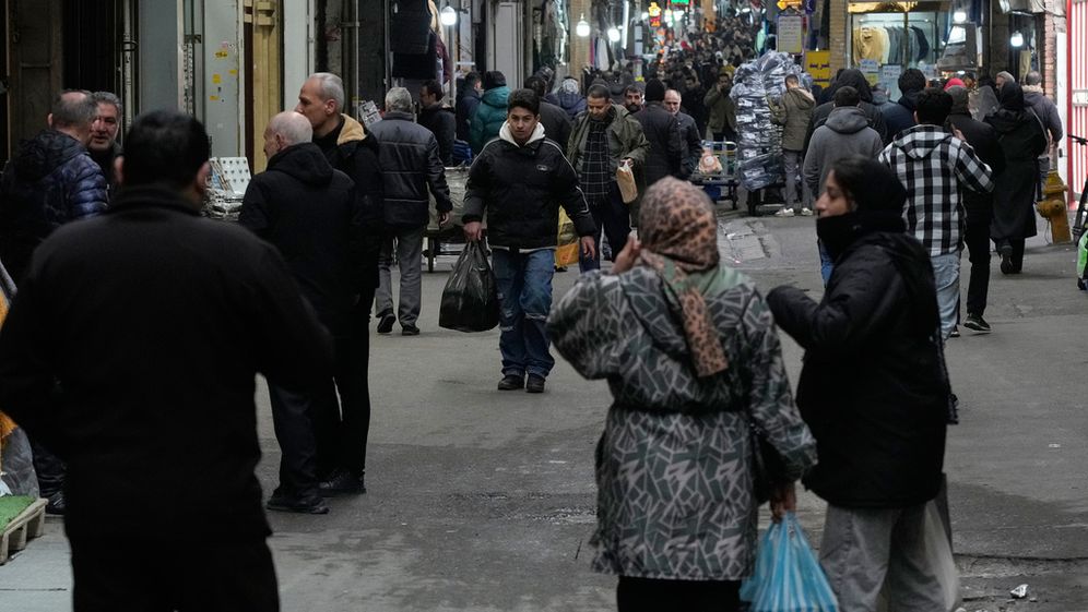 Illustration - Des Iraniens au grand bazar de Téhéran