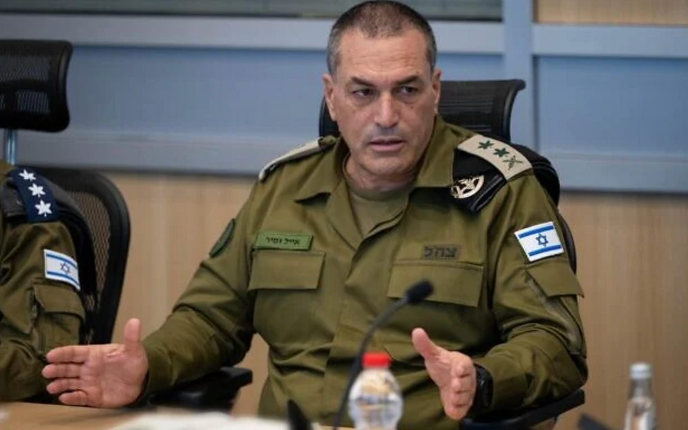 Le chef d’état-major de l’armée israélienne, le lieutenant-général Eyal Zamir, tient une évaluation sécuritaire dans le centre de commandement souterrain du quartier général militaire à Tel Aviv, le 7 avril 2026