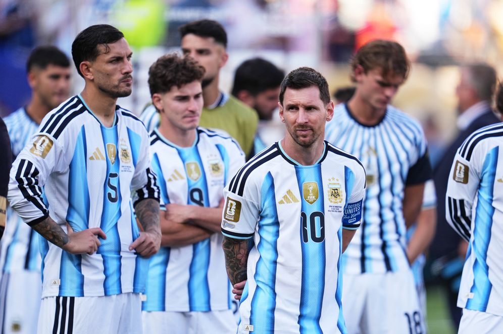 AP Photo/Abbie Parr يقف ليونيل ميسي (10) لاعب منتخب الأرجنتين مع فريقه على أرض الملعب بعد خسارتهم في المباراة النهائية لكأس العالم لكرة القدم بين إسبانيا والأرجنتين في إيست روثرفورد، نيو جيرسي، بالقرب من نيويورك، يوم الأحد 19 يوليو 2026