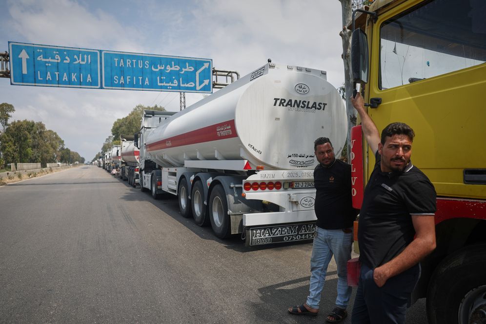 AP Photo/Ghaith Alsayed شاحنات عراقية محملة بالنفط تنتظر التوجه نحو مصفاة بانياس للنفط عبر طريق سريع في محافظة طرطوس، غربي سوريا، يوم الجمعة 1 مايو 2026.