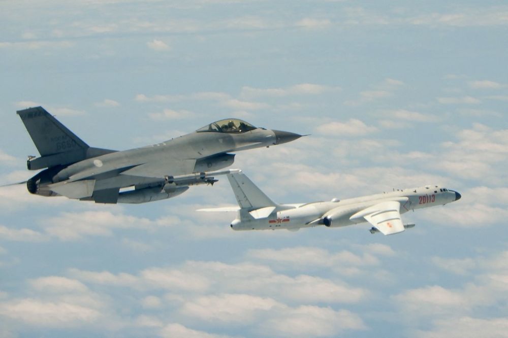 Un avion de chasse F-16 de l'armée de l'air taïwanaise (L) volant aux côtés d'un H-6K de l'Armée de libération du peuple chinois