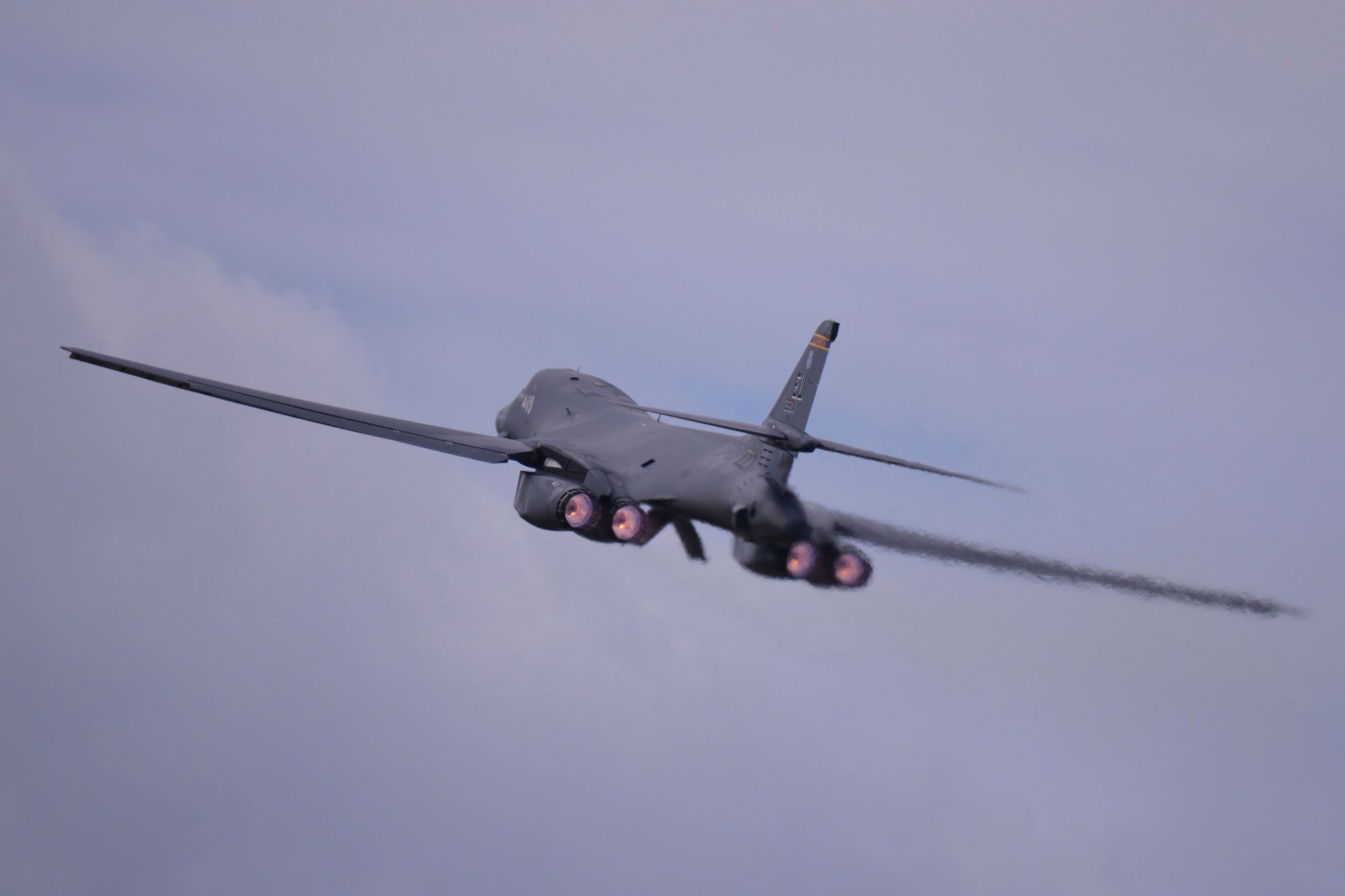 Les États-Unis déploient un bombardier B-1 tandis que les frappes contre l’Iran s’intensifient