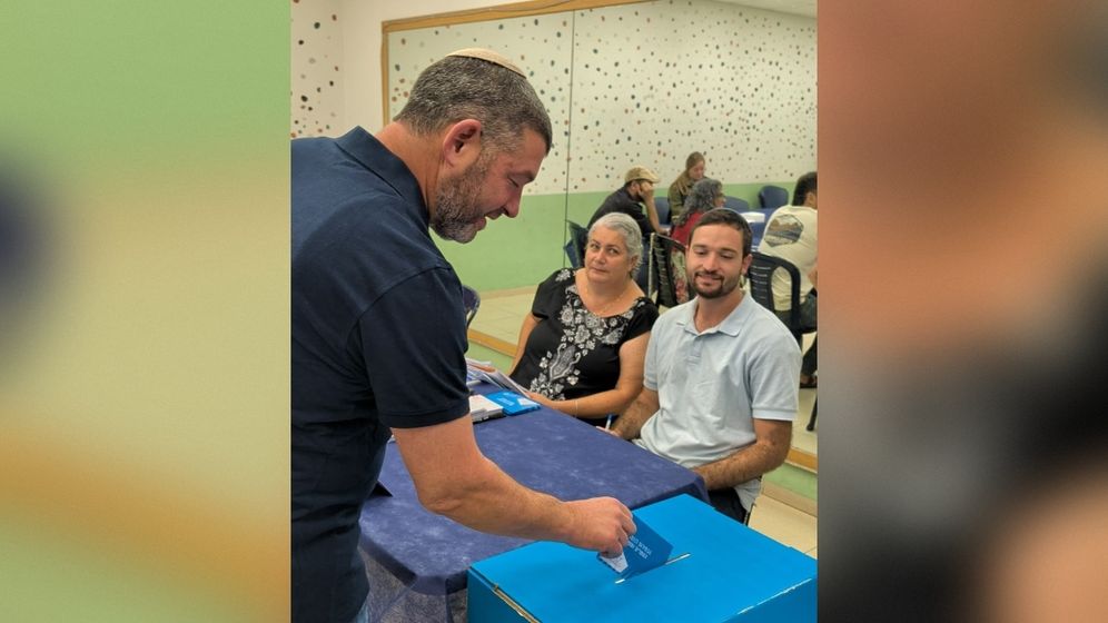 ללא עופר וינטר, יו"ר מפלגת עמך ישראל, הצביע בקלפי ביישוב מצפה נטופה