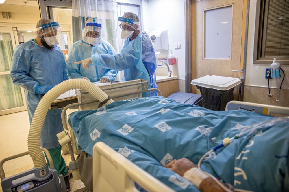 Une équipe médicale au chevet d'un patient à l'hôpital Hadassah Ein Karem de Jérusalem le 25 août 2021