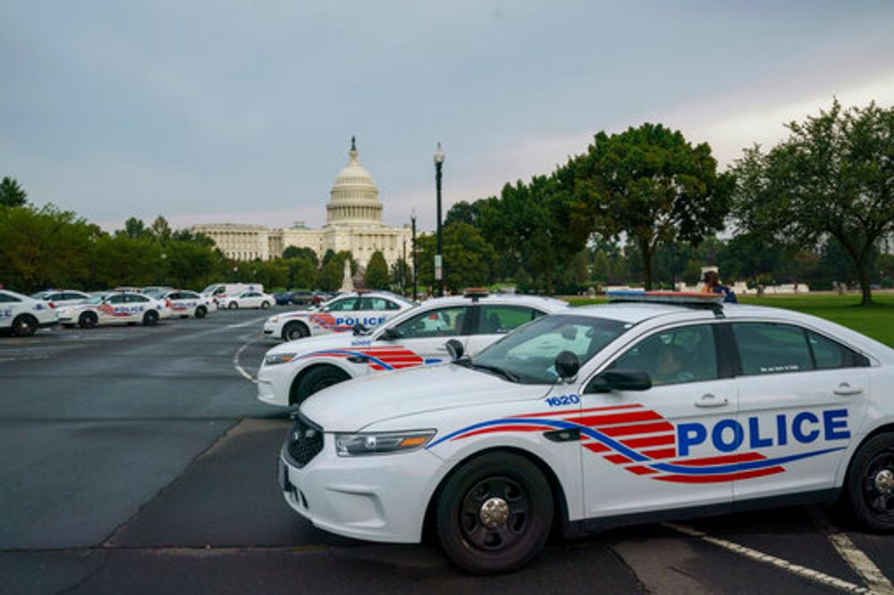 Image d'illustration / Des véhicules de la police métropolitaine de Washington sur le périmètre du Capitole à Washington, le 26 août 2021.