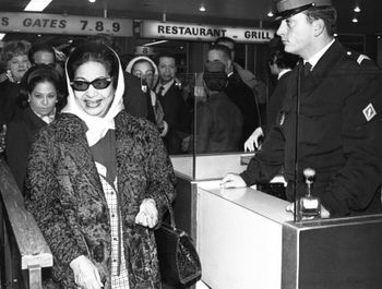 المطربة العربية الشهيرة أم كلثوم، 63 عامًا، تصل إلى مطار لوبورجيه في باريس، فرنسا في 10 نوفمبر 1967.