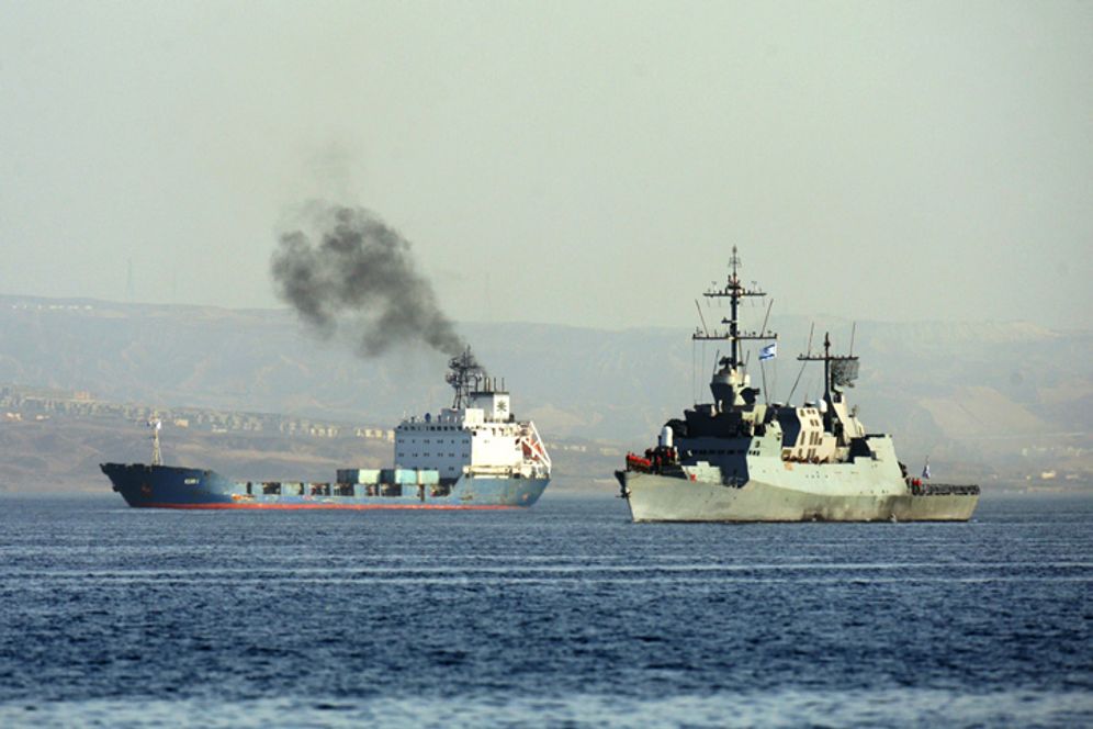 Un bateau de la marine israélienne escorte le cargo Klos C, battant pavillon panaméen, dans le port israélien d'Eilat, après l'avoir saisi en mer Rouge, mercredi 8 mars 2014.