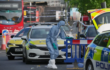 Des experts en police scientifique inspectent la zone après que deux personnes ont été poignardées dans le quartier de Golders Green, qui compte une importante communauté juive, à Londres (Royaume-Uni), le 29 avril 2026.