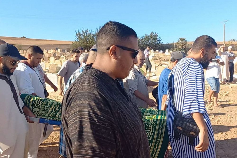 Des proches portent le corps de Bilal Kissi, abattu par les garde-côtes algériens alors que lui et un autre jet skieur traversaient la frontière maritime entre l'Algérie et le Maroc