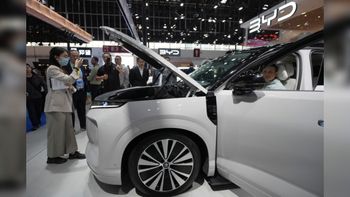 منصة BYD خلال معرض Auto China 2026. أُدرجت في القائمة السوداء.