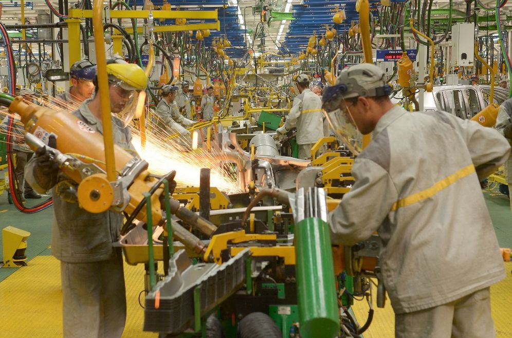 يعمل موظفو مجموعة رينو الفرنسية في المغرب على خط إنتاج في المرحلة الثانية الجديدة لمصنع رينو في مدينة طنجة