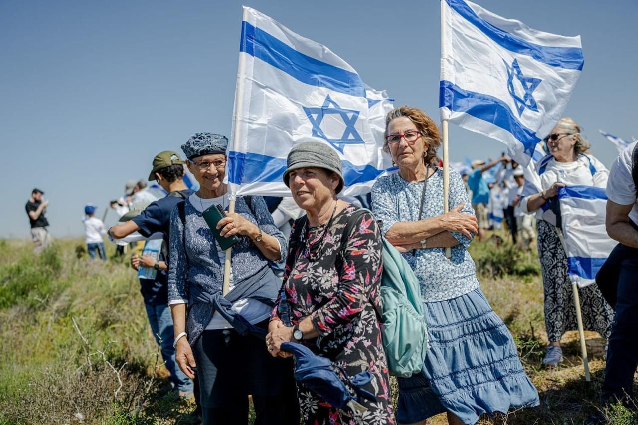 Des milliers de manifestants marchent vers la frontière de Gaza pour réclamer le retour des implantations