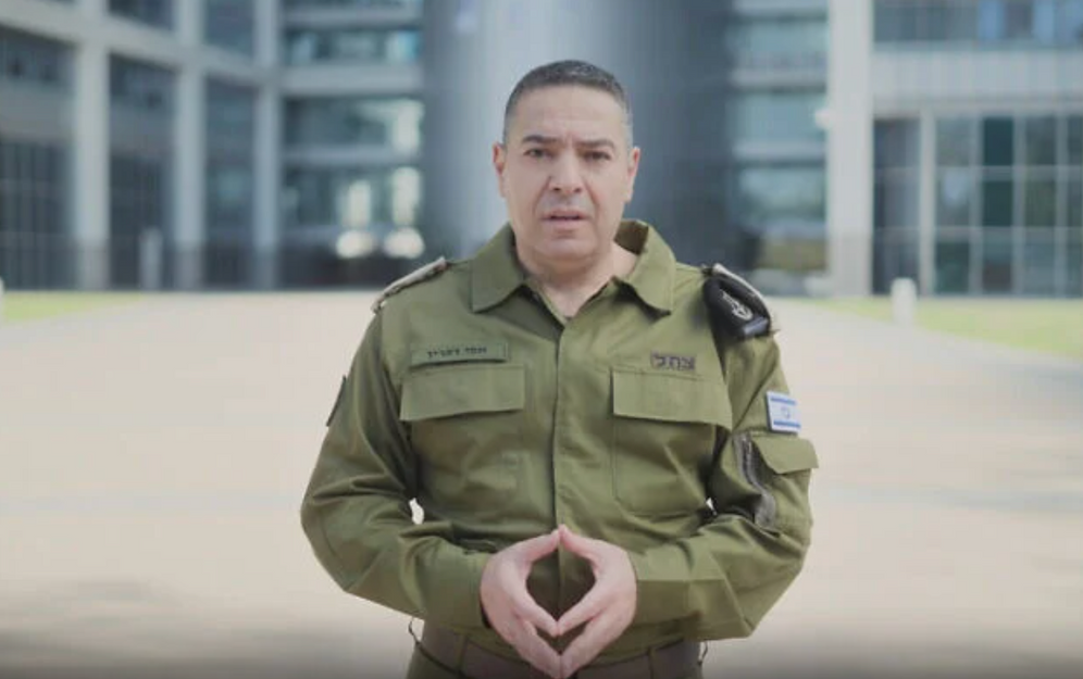 المتحدث باسم الجيش الإسرائيلي العميد إيفي دفرين يقرأ بياناً مسجلاً مسبقاً، 16 يناير 2026.