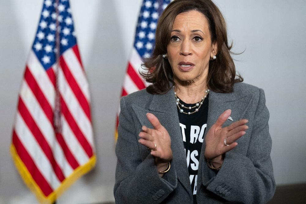 La vice-présidente des États-Unis et candidate démocrate à l'élection présidentielle, Kamala Harris, s'adresse à la presse avant un meeting de campagne à Detroit, Michigan, le 19 octobre 2024.
