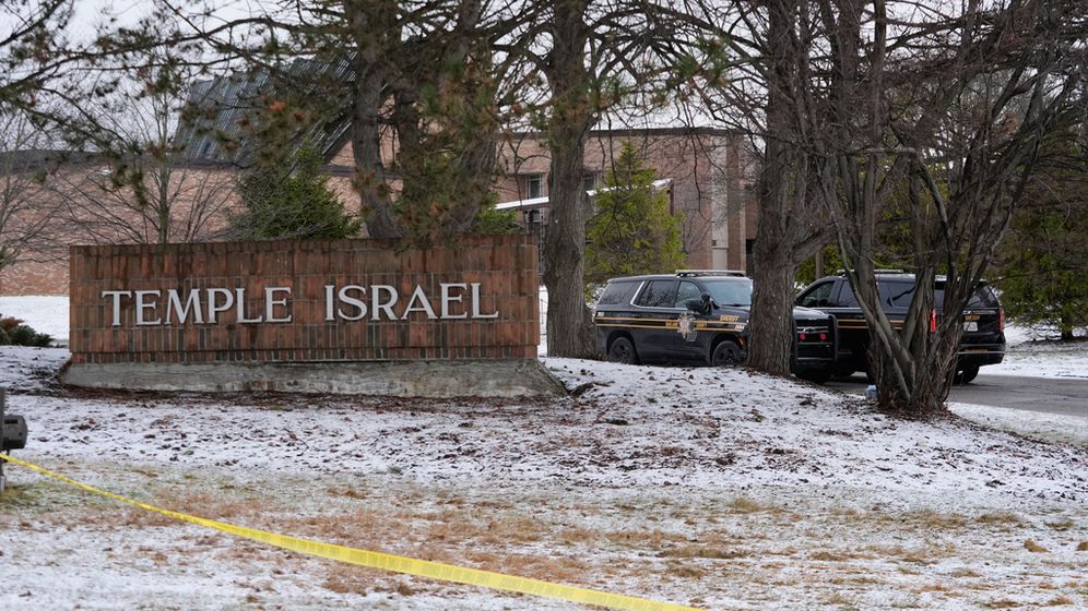 Véhicules de police devant la synagogue Temple Israel visée par une attaque antisémite le 13.03.2026