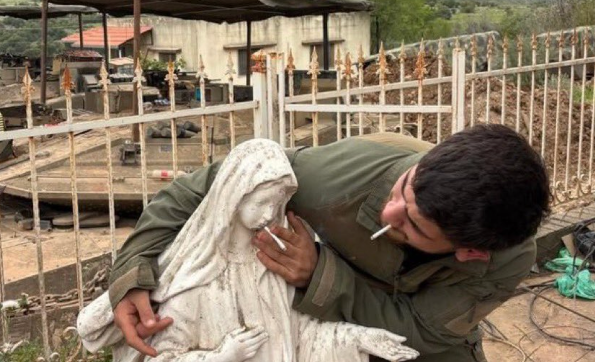 Le soldat ayant placé une cigarette dans la bouche d’une statue de la Vierge Marie sera sanctionné (Tsahal)
